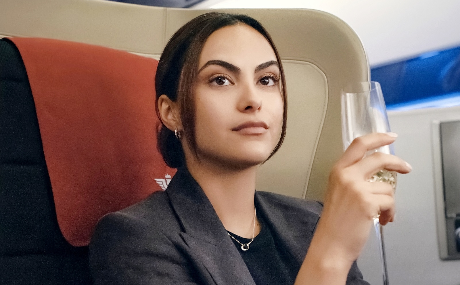 Así Es “upgrade Primera Clase” La Comedia Romántica Con Camila Mendes Que Te Enamorará En