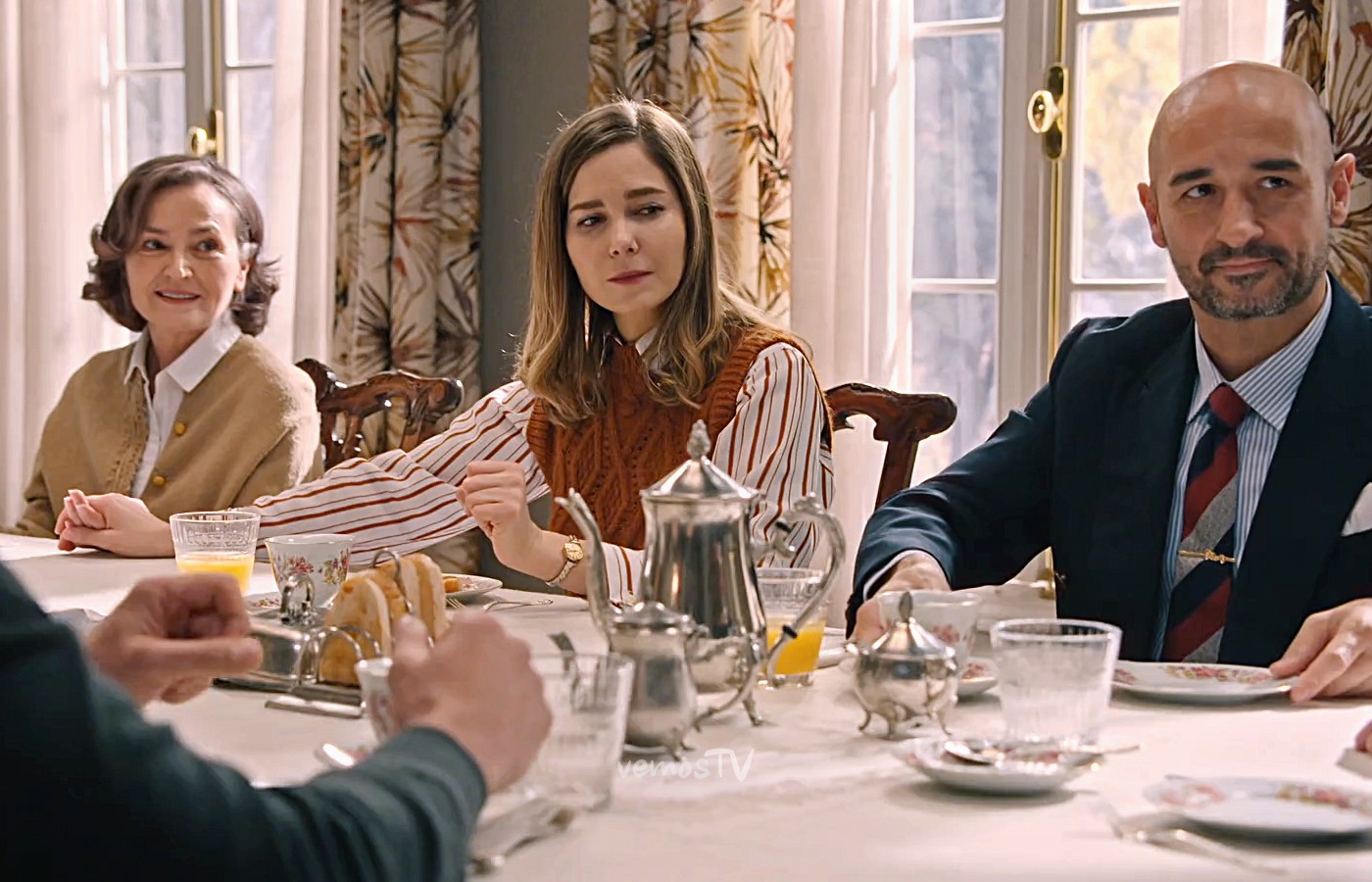 Mercedes, Begoña y Jesús, durante la primera comida de la madre de la enfermera en la mansión en el capítulo 90 de Sueños de libertad