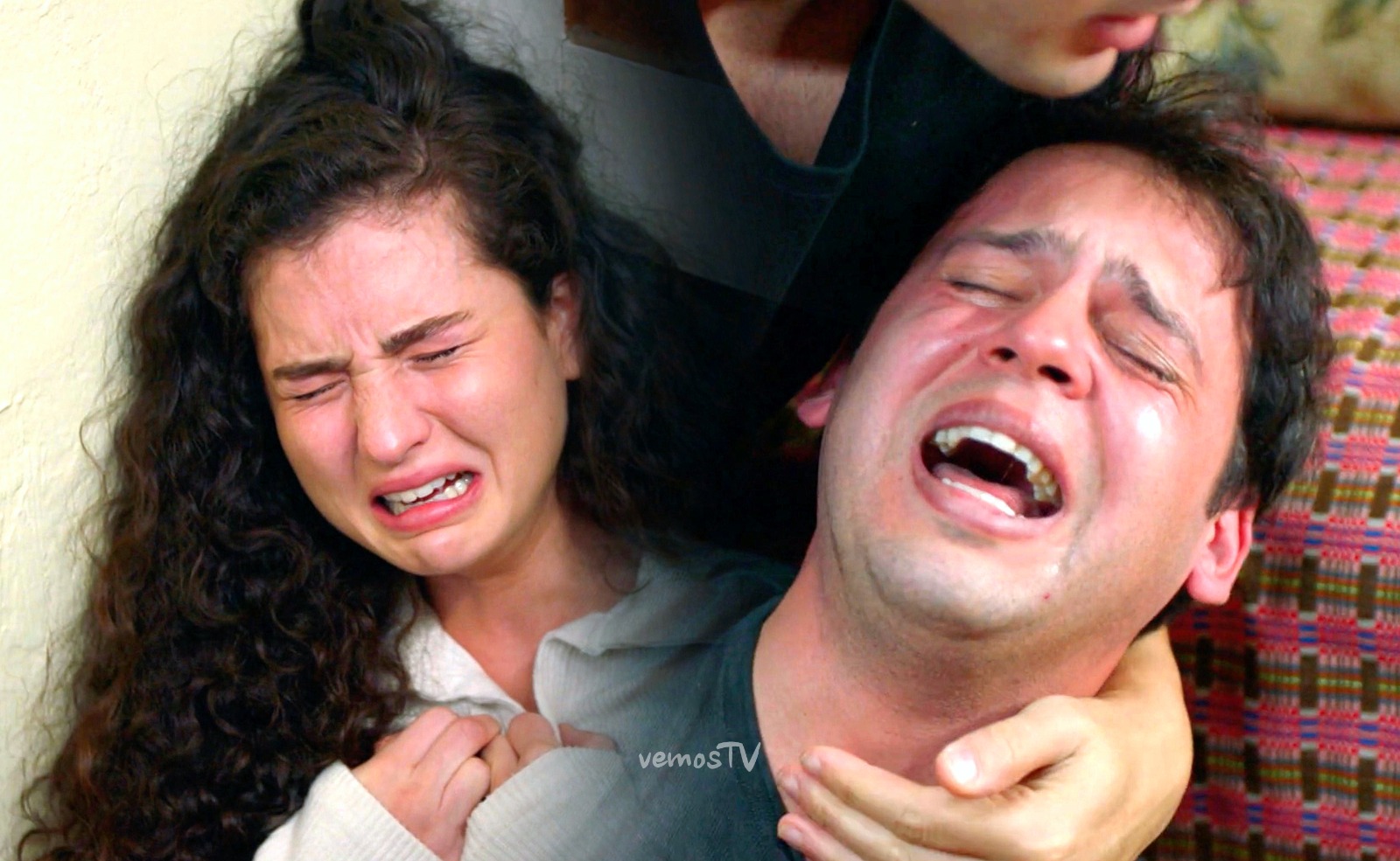 Oğulcan y Aybike lloran a su madre en Hermanos