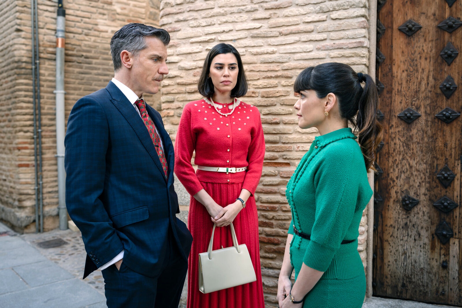 Gema y María se encuentran con Ernesto en Toledo en el capítulo 94 de Sueños de libertad