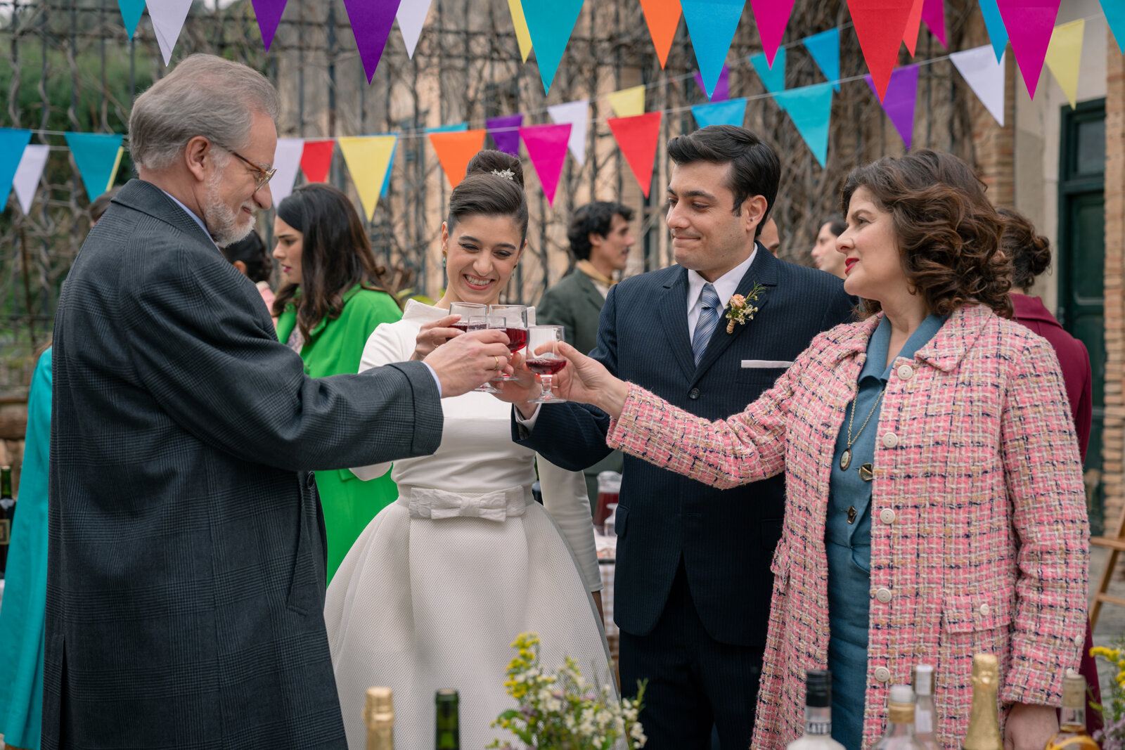 Damián y Ángela brindan en la boda de Tasio y Carmen en el capítulo 51 de Sueños de libertad