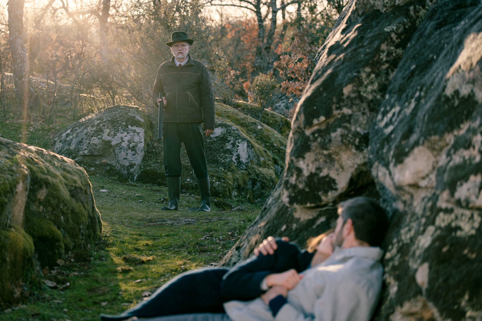 Damián encuentra a Begoña y Andrés después de hacer el amor en el campo en el capítulo 74 de Sueños de libertad