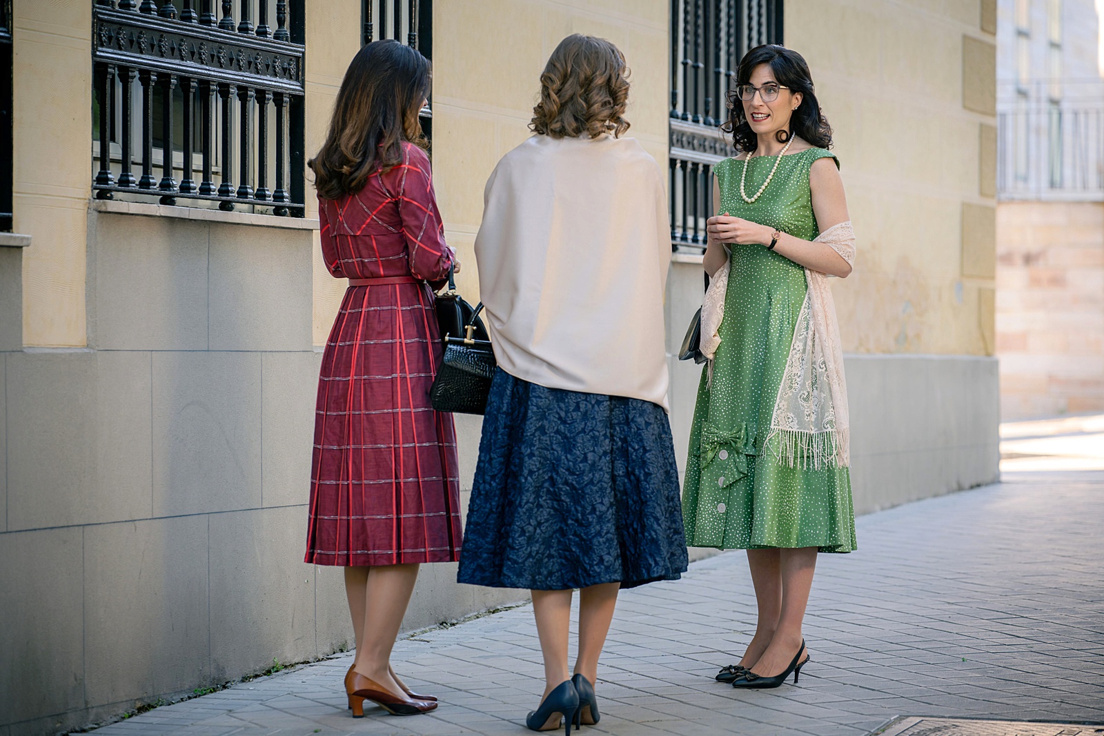 Isabel sorprende a Marta y Fina a la salida del recital de Luis Mariano en el capítulo 115 de Sueños de libertad