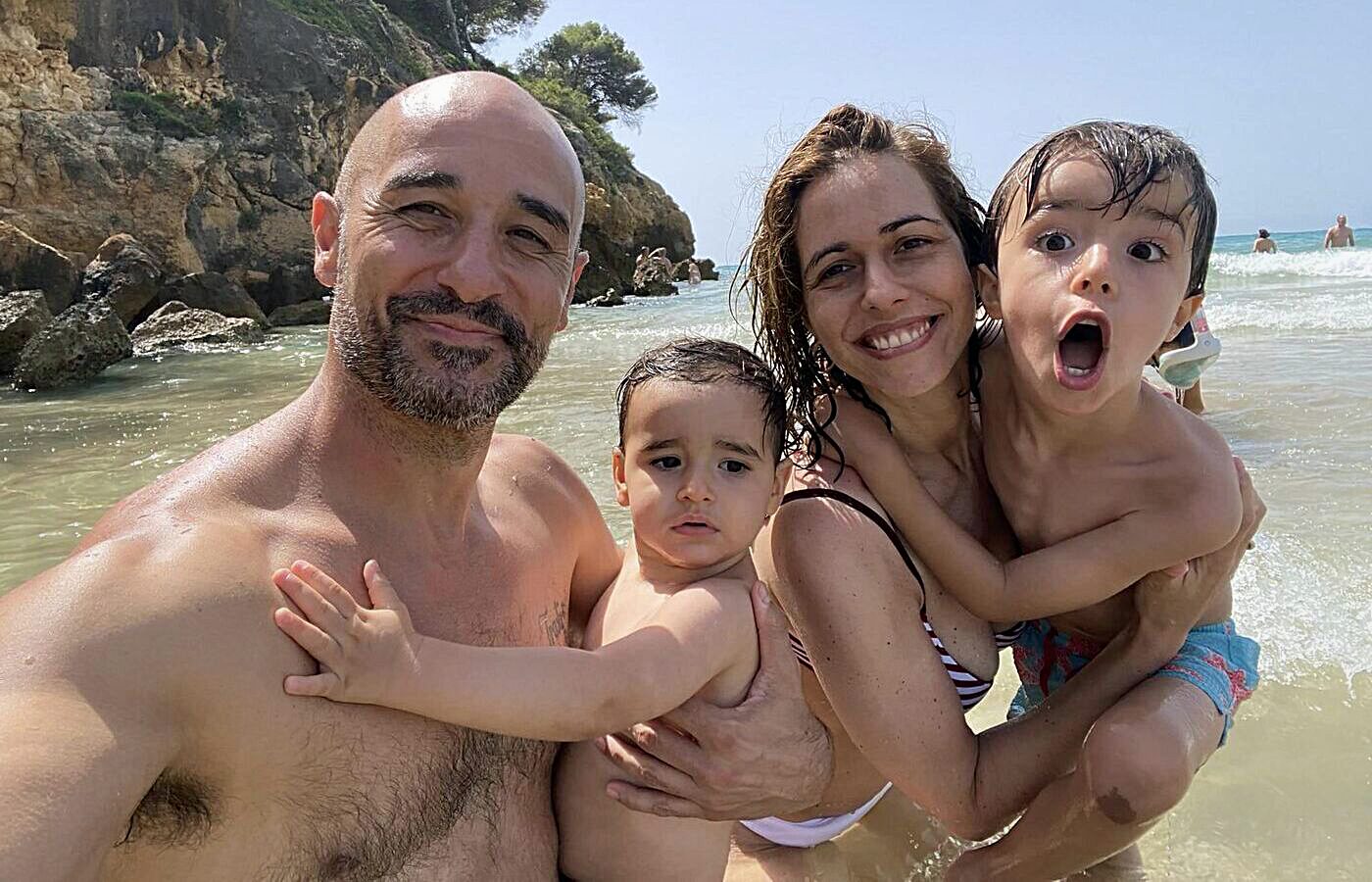 Alain Hernández, de vacaciones en las playas de Tamarit junto a su mujer y sus dos hijos, en una imagen subida a Instagram