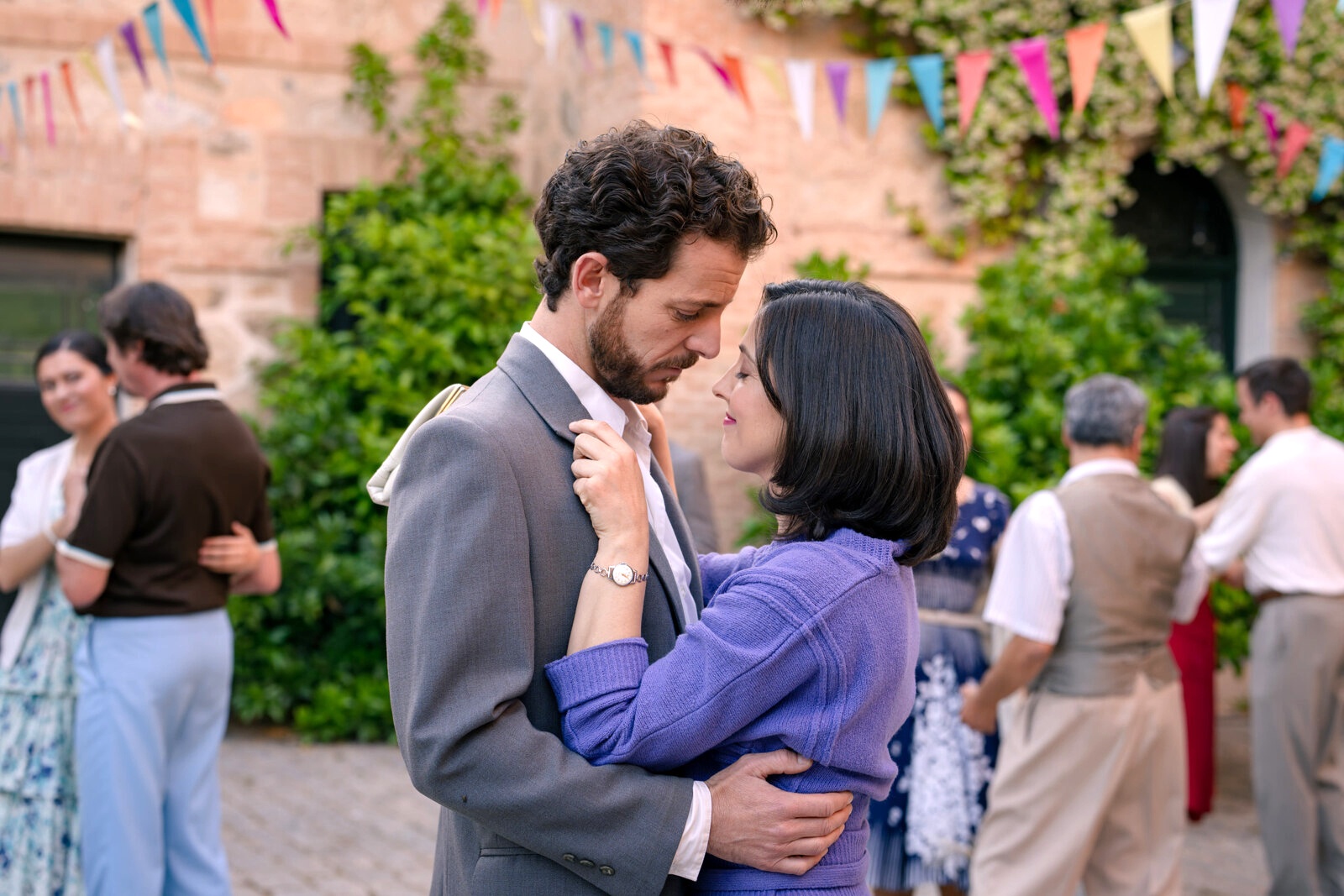 Luis y Luz bailan juntos en la verbena por los 30 años de la fábrica en el capítulo 127 de Sueños de libertad