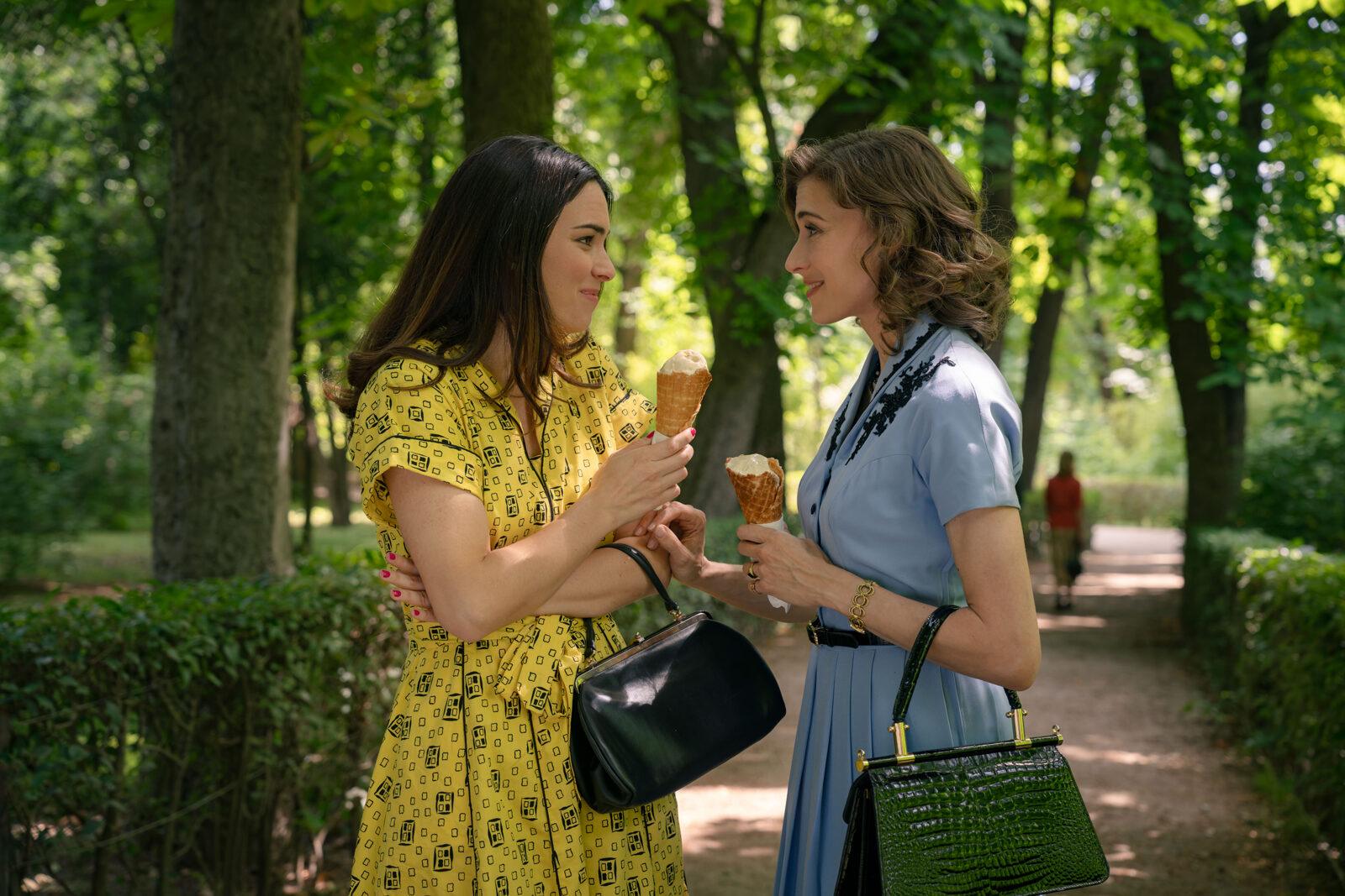 Fina y Marta disfrutan de un paseo y un helado juntas, en Sueños de libertad