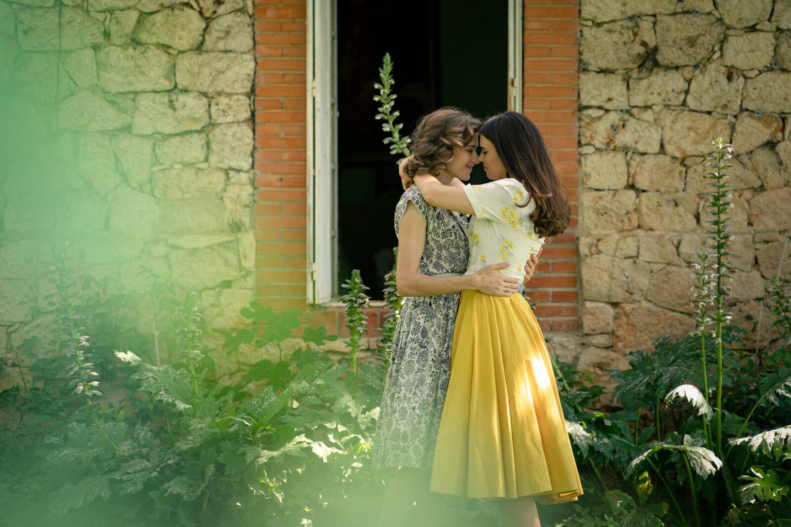 Marta y Fina dan rienda suelta a su amor en el jardín de su nueva casa en el capítulo 178 de Sueños de libertad