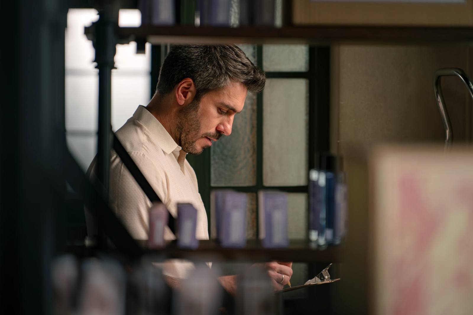 Andrés, en el almacén de la fábrica, en el capítulo 185 de Sueños de libertad